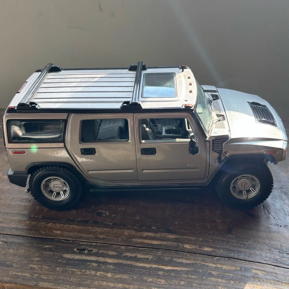 🎒BTS SALE📚 Maisto Premiere Edition Silver Hummer H2 SUV [1:18 Scale]